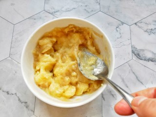 3、宝宝爱吃的奶香香蕉饼❗不蒸不烤,吃一口就爆浆❗,压的越碎越好