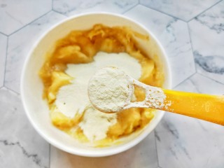 4、宝宝爱吃的奶香香蕉饼❗不蒸不烤,吃一口就爆浆❗,加入两勺奶粉