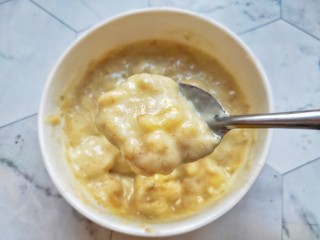 5、宝宝爱吃的奶香香蕉饼❗不蒸不烤,吃一口就爆浆❗,搅拌均匀尽量无颗粒。