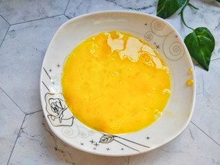 6、宝宝爱吃的奶香香蕉饼❗不蒸不烤,吃一口就爆浆❗,一个鸡蛋打散。