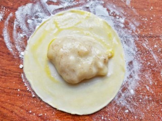 7、宝宝爱吃的奶香香蕉饼❗不蒸不烤,吃一口就爆浆❗,饺子中间放香蕉馅周边抹上蛋液