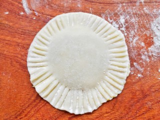 8、宝宝爱吃的奶香香蕉饼❗不蒸不烤,吃一口就爆浆❗,盖上一张饺子皮,边上用叉子压实