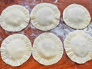 9、宝宝爱吃的奶香香蕉饼❗不蒸不烤,吃一口就爆浆❗,全部依次压好。