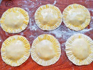 10、宝宝爱吃的奶香香蕉饼❗不蒸不烤,吃一口就爆浆❗,饺子皮表面刷上一层蛋液