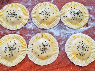 11、宝宝爱吃的奶香香蕉饼❗不蒸不烤,吃一口就爆浆❗,中间撒上黑芝麻