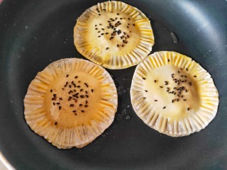 12、宝宝爱吃的奶香香蕉饼❗不蒸不烤,吃一口就爆浆❗,锅烧热放香蕉饼煎至两面金黄。