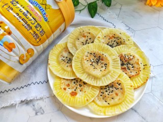 13、宝宝爱吃的奶香香蕉饼❗不蒸不烤,吃一口就爆浆❗,出锅摆盘啦!