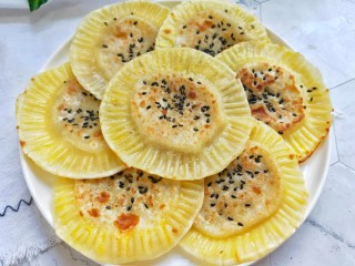 14、宝宝爱吃的奶香香蕉饼❗不蒸不烤,吃一口就爆浆❗,十分的诱人哦!