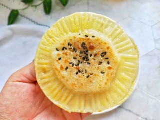 15、宝宝爱吃的奶香香蕉饼❗不蒸不烤,吃一口就爆浆❗,拿一个迫不及待的尝尝。