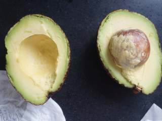 1、奇亚籽双色酸奶木糠杯,先将牛油果切开，去除里面的核，据说里面的核有很强的抗氧化性，不过试过太涩了