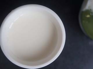 3、奇亚籽双色酸奶木糠杯,取出事先做好的酸奶放在室温下暖一会儿