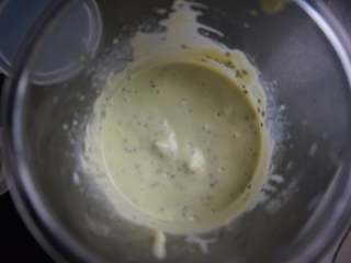 6、奇亚籽双色酸奶木糠杯,然后在杯中放入8g奇亚籽充分搅拌均匀