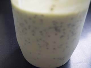 7、奇亚籽双色酸奶木糠杯,搅拌均匀后的奇亚籽牛油果酸奶是这样的