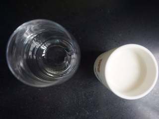8、奇亚籽双色酸奶木糠杯,再取一个玻璃慕斯杯和剩余125g酸奶