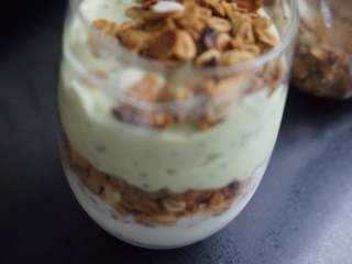 11、奇亚籽双色酸奶木糠杯,然后将奇亚籽牛油果酸奶铺上麦片上面