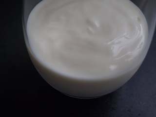 9、奇亚籽双色酸奶木糠杯,将酸奶倒入杯中铺底