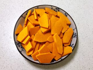 2、宝宝健康食谱   鲜虾番茄南瓜面,清洗干净后削皮去瓤，切成小片