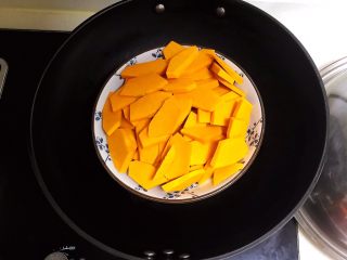 3、宝宝健康食谱   鲜虾番茄南瓜面,放入蒸锅