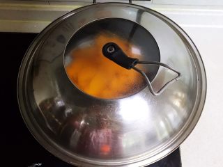 4、宝宝健康食谱   鲜虾番茄南瓜面,放入蒸锅，大火烧开后蒸15分钟