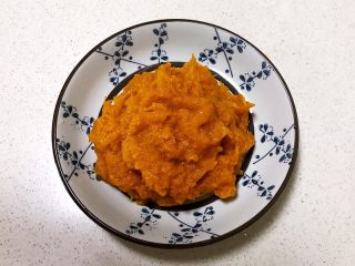 5、宝宝健康食谱   鲜虾番茄南瓜面,把蒸好的南瓜压成南瓜泥