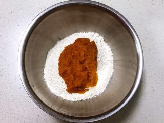 7、宝宝健康食谱   鲜虾番茄南瓜面,在面粉中加入南瓜泥，和面