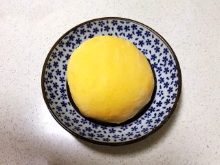 8、宝宝健康食谱   鲜虾番茄南瓜面,揉成光滑面团