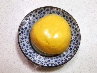 9、宝宝健康食谱   鲜虾番茄南瓜面,盖上保鲜膜饧面20分钟