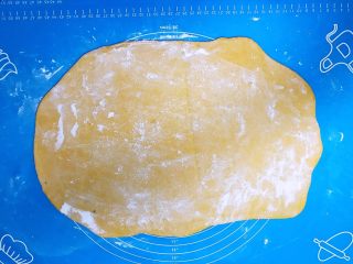 11、宝宝健康食谱   鲜虾番茄南瓜面,把面团擀成面皮，撒上一层干面粉