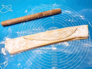 12、宝宝健康食谱   鲜虾番茄南瓜面,把面皮折叠起来