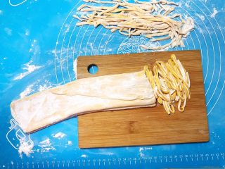 13、宝宝健康食谱   鲜虾番茄南瓜面,切成细丝