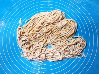 14、宝宝健康食谱   鲜虾番茄南瓜面,把切好的面条抖开，南瓜面条做好了