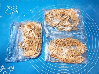 15、宝宝健康食谱   鲜虾番茄南瓜面,一次可以多做点儿，分别装在保鲜袋里，冷冻保存，宝宝吃的时候比较方便