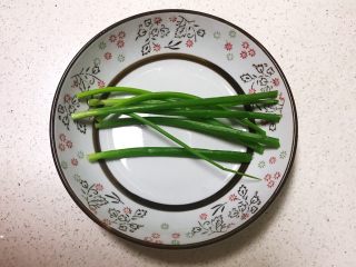 18、宝宝健康食谱   鲜虾番茄南瓜面,香葱叶清洗干净