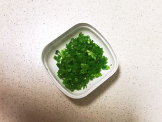 19、宝宝健康食谱   鲜虾番茄南瓜面,把香葱叶切成小丁