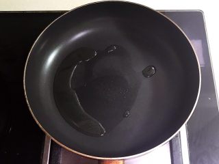 22、宝宝健康食谱   鲜虾番茄南瓜面,炒锅烧热后加入1小勺花生油