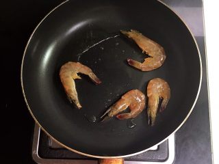 23、宝宝健康食谱   鲜虾番茄南瓜面,油烧热后加入鲜虾