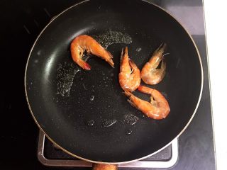 24、宝宝健康食谱   鲜虾番茄南瓜面,小火煎制两面变色