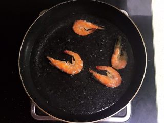 25、宝宝健康食谱   鲜虾番茄南瓜面,加入500ml开水