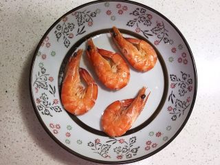 27、宝宝健康食谱   鲜虾番茄南瓜面,把煮好的鲜虾捞出来