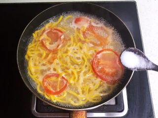 29、宝宝健康食谱   鲜虾番茄南瓜面,加入2克精盐调味