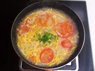 30、宝宝健康食谱   鲜虾番茄南瓜面,加入香葱调匀即可