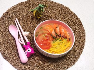 32、宝宝健康食谱   鲜虾番茄南瓜面,这道菜富含多种维生素，鲜香适宜，色彩缤纷，非常适合宝宝食用~