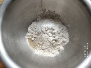 1、造型馒头 ——大葱卷,面粉中加入酵母和水和成白色面团。