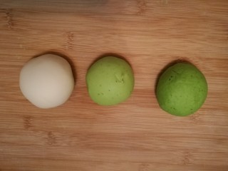 2、造型馒头 ——大葱卷,取一块白色面团，再取一块绿色面团。将白色面团和绿色面团混合揉在一起，揉成一块浅绿色的面团。