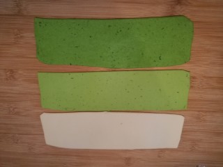 3、造型馒头 ——大葱卷,将白色、绿色、浅绿色三块面团分别擀成长方形的面片。