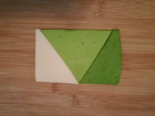 4、造型馒头 ——大葱卷,然后把每种面片切成三角形，再如图一样对齐，拼成一个长方形。