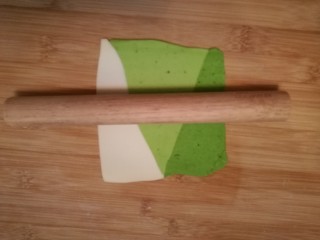 5、造型馒头 ——大葱卷,用擀面杖朝上擀开。这样三块面片就擀在一起了。喜欢有咸味的可以往面片上撒一点盐和花椒粉。不喜欢的就直接原味。