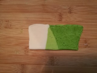 6、造型馒头 ——大葱卷,然后从下面往上对折起来，再一次朝上擀开。