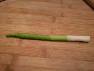 7、造型馒头 ——大葱卷,然后从上往下卷起来。