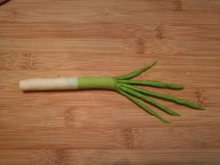 8、造型馒头 ——大葱卷,用刀在绿色的那边切出葱叶子。